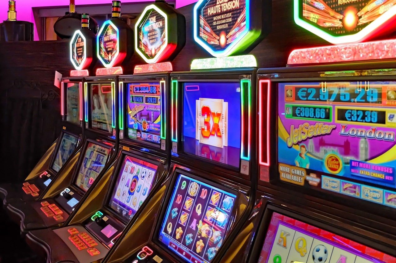 Live blackjack table with dealer and multi-camera angle feed on rajamacau.id